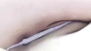 Горячая брюнетка мастурбирует письку ypokucekca