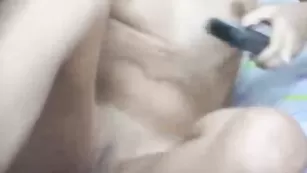 Сексуальная нимфа Llara трахает себя пальчиками