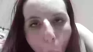 Темноволосая малышка делает классный минет xxamy_ukxx