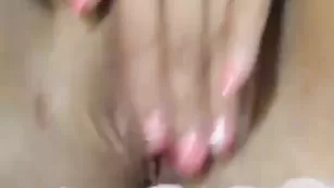 Изумительная HollyShine трахает киску пальчиками