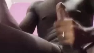 Накаченный негр эротично дрочит хуй findingohot