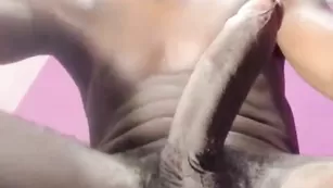 Накаченный негр эротично дрочит хуй findingohot