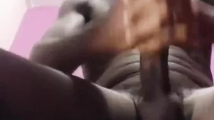 Накаченный негр эротично дрочит хуй findingohot