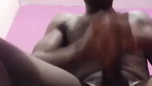 Накаченный негр эротично дрочит хуй findingohot