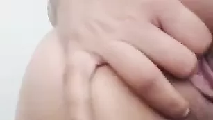 Грудастая проказница antonhella трахает очко пальчиками