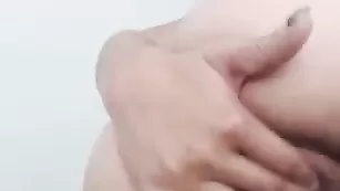 Грудастая проказница antonhella трахает очко пальчиками