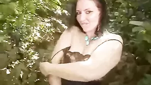 Грудастая пассия GeileKory раздевается на природе