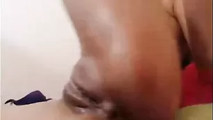 Сисястая девочка SweetAmberr трахает обе дырочки