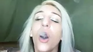 Худая шмара CuteBlondie18 трахает очко и курит