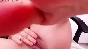 Пылкая чертовка KimWetDream трахает задницу