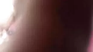 Голая брюнетка мастурбирует пизду NickySummer