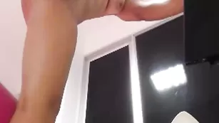 Голая брюнетка мастурбирует пизду NickySummer