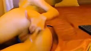 Сисястая куртизанка Allysandra трахает себя пальчиками