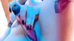 Пышногрудая крошка с тату jullylover19 трахает пизду