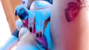 Пышногрудая крошка с тату jullylover19 трахает пизду