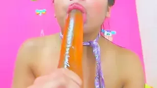 Грудастая латинка Juliet_sex отсасывает дилдо