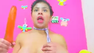 Грудастая латинка Juliet_sex отсасывает дилдо