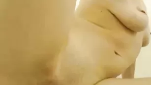 Голая кокетка WildVikki трахает дырочки пальчиками