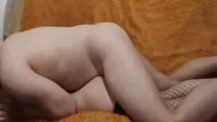 Жаркий секс с брюнеткой на диване RoyalTeen