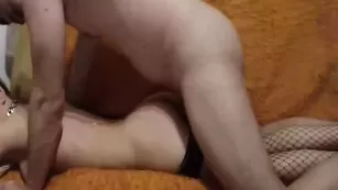 Жаркий секс с брюнеткой на диване RoyalTeen