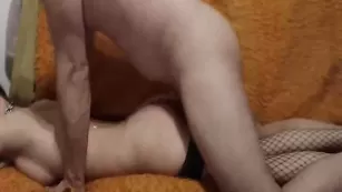 Жаркий секс с брюнеткой на диване RoyalTeen