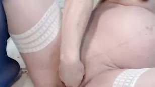 Беременная kinkylolaxxx трахает анал фаллосом