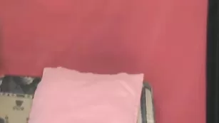 Распутная девочка SquirtyCleo разрабатывает попку