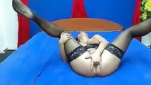 Сисястая модель VeronicaKox мастурбирует письку