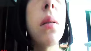 Черноволосая нимфа красится перед вебкой ReginaNoir