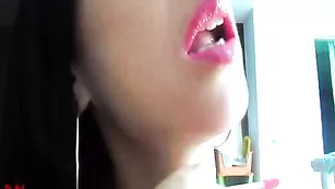 Черноволосая нимфа красится перед вебкой ReginaNoir