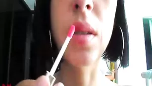 Черноволосая нимфа красится перед вебкой ReginaNoir