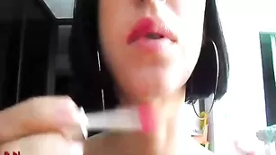 Черноволосая нимфа красится перед вебкой ReginaNoir