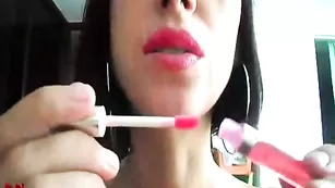 Черноволосая нимфа красится перед вебкой ReginaNoir