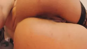 Богиня в чулках ласкает большую попку Dalila