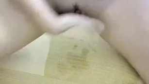 Худая сучка трахает киску рукой и сквиртит BlackSquirtAn