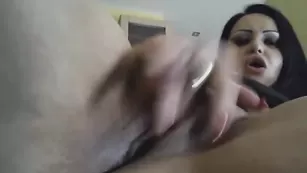 Страстная путана BaD_BlacK_CaT мастурбирует пизду