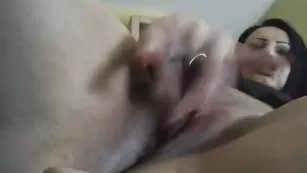 Страстная путана BaD_BlacK_CaT мастурбирует пизду