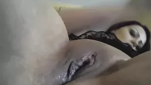 Страстная путана BaD_BlacK_CaT мастурбирует пизду