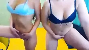 Девочки NikaXRysa ласкают письку пальчиками