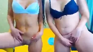 Девочки NikaXRysa ласкают письку пальчиками