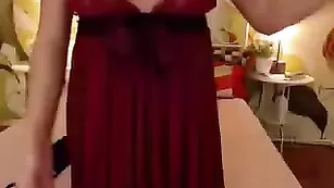 Шикарная детка LenaJames шалит с секс игрушкой