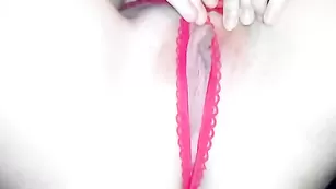 Детка para3000 обнажается и мастурбирует пизду