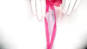 Детка para3000 обнажается и мастурбирует пизду