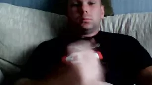 Лысый чувак лежит и дрочит хер frost-bmw