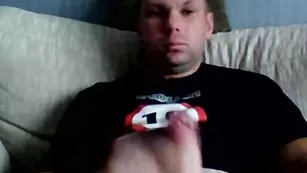 Лысый чувак лежит и дрочит хер frost-bmw