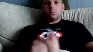 Лысый чувак лежит и дрочит хер frost-bmw