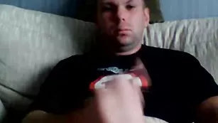 Лысый чувак лежит и дрочит хер frost-bmw