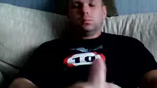 Лысый чувак лежит и дрочит хер frost-bmw