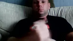 Лысый чувак лежит и дрочит хер frost-bmw