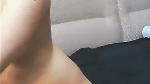 Девочка Gisselle раздевается и дрочит пизду